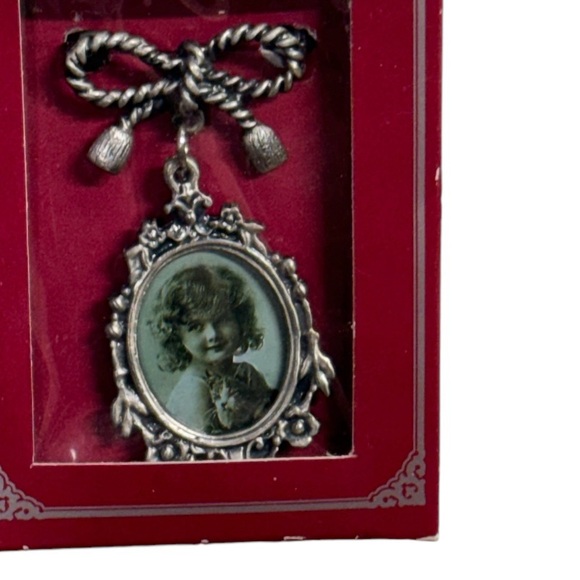 Timeless Treasures pewter brooch picture frame great condition with original box - Picture 6 of 6